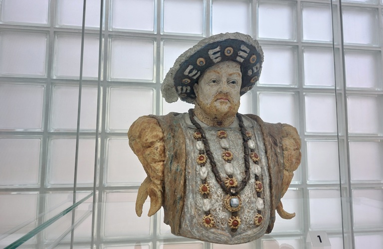 Stonewash bust of Henry VIII, the colours are muted and the surface is quite rough.
