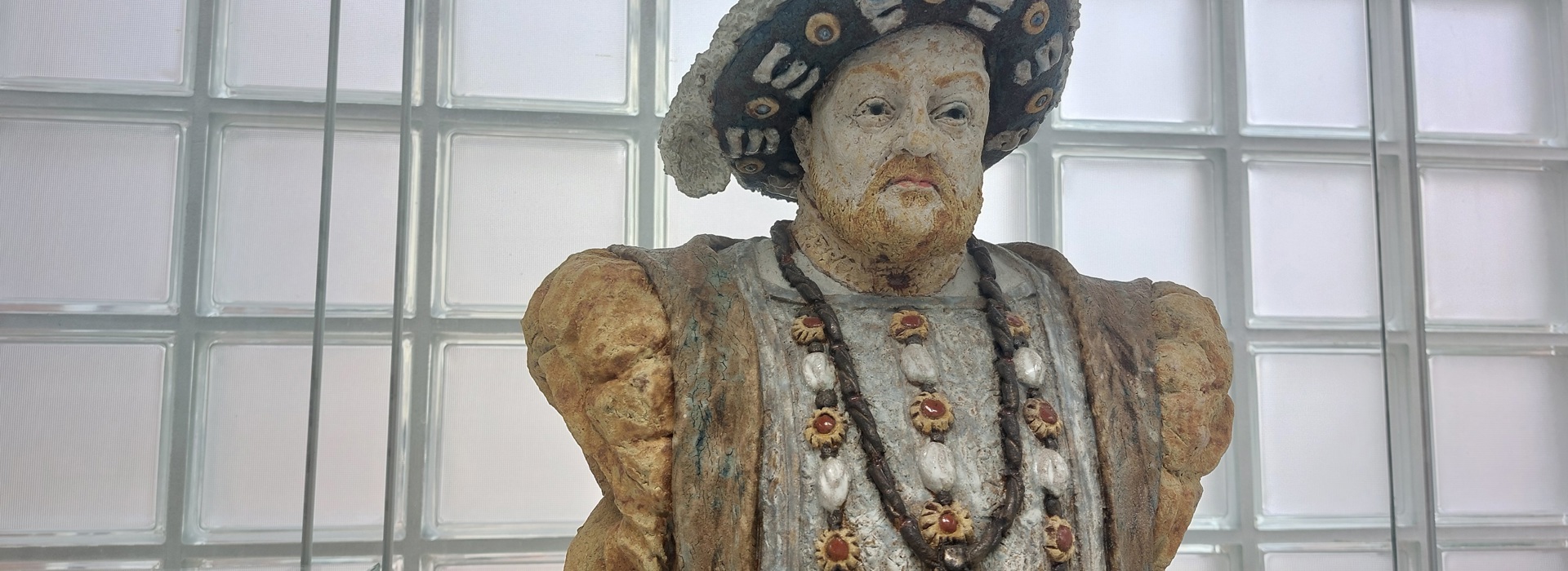 Stonewash bust of Henry VIII, the colours are muted and the surface is quite rough.